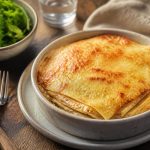 Pâte à crêpes pour 1 personne dans un petit saladier avec un œuf, de la farine et du lait, prête à cuire